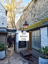 Load image into Gallery viewer, Discover 1000 Years of Historic Oxford in 90 minutes! Join Guided Walking Tour of Oxford University &amp; Oxford City
